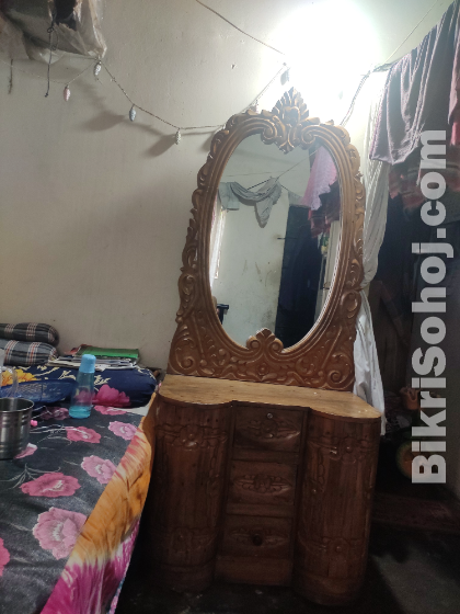 পুরাতন ড্রেসিংটেবিল